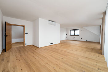 Okno z kuchyně na východ  - Prodej bytu 4+kk v osobním vlastnictví 208 m², České Budějovice