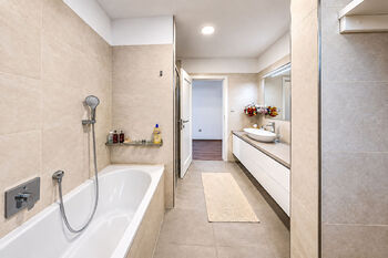 koupelna s vanou a sprchou - Prodej domu 204 m², Roudnice nad Labem