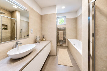 koupelna s vanou a sprchou - Prodej domu 204 m², Roudnice nad Labem