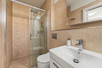koupelna u ložnice - Prodej domu 204 m², Roudnice nad Labem