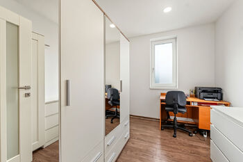 šatna-pracovna - Prodej domu 204 m², Roudnice nad Labem