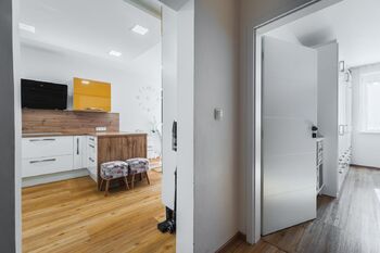Pohled z chodby - Pronájem bytu 3+kk v osobním vlastnictví 75 m², Praha 9 - Čakovice