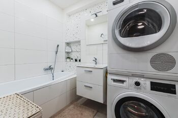 Koupelna  - Pronájem bytu 3+kk v osobním vlastnictví 75 m², Praha 9 - Čakovice