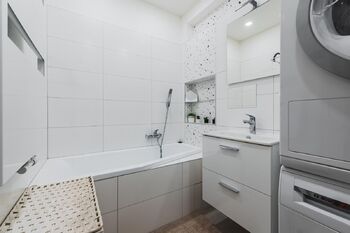 Koupelna  - Pronájem bytu 3+kk v osobním vlastnictví 75 m², Praha 9 - Čakovice