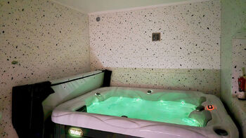Relaxační místnost s whirpool, sprchou a WC - Prodej domu 173 m², Újezd u Boskovic
