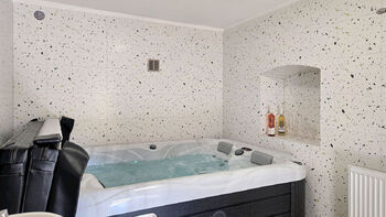 Relaxační místnost s whirpool, sprchou a WC - Prodej domu 173 m², Újezd u Boskovic