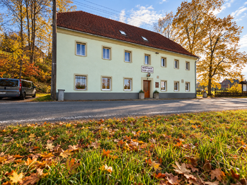 Pohled ze silnice - Prodej domu 302 m², Černousy