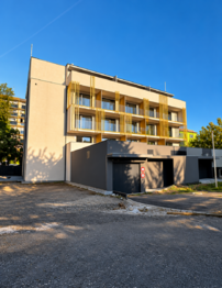 Bytový dům, zadní část s vjezdem do garáží - Pronájem bytu 2+kk v osobním vlastnictví 45 m², Olomouc