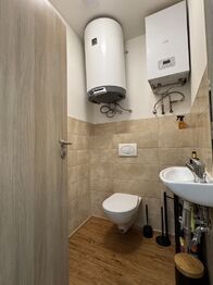 WC - Pronájem bytu 1+kk v osobním vlastnictví 36 m², Praha 10 - Uhříněves