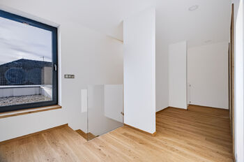 Hala se schodištěm - Prodej domu 201 m², Vlašim