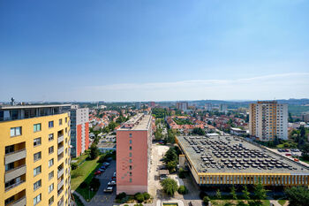 Výhled z lodžie - Prodej bytu 2+1 v osobním vlastnictví 38 m², Praha 10 - Záběhlice