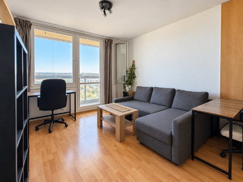 Obývací pokoj s pracovnou pohled od dveří - Prodej bytu 2+1 v osobním vlastnictví 38 m², Praha 10 - Záběhlice 