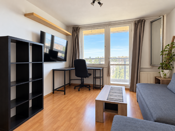 Obývací pokoj se vstupem na lodžii - Prodej bytu 2+1 v osobním vlastnictví 38 m², Praha 10 - Záběhlice