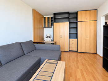 Obývací pokoj od lodžie - Prodej bytu 2+1 v osobním vlastnictví 38 m², Praha 10 - Záběhlice
