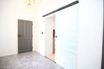 prosklenými dveřmi vejdete - Prodej bytu 3+1 v osobním vlastnictví 85 m², Mariánské Lázně