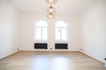 z pravé strany navazuje pokoj 1 - Prodej bytu 3+1 v osobním vlastnictví 85 m², Mariánské Lázně