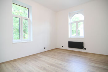 z levé strany kuchyně navazuje pokoj 2 - Prodej bytu 3+1 v osobním vlastnictví 85 m², Mariánské Lázně