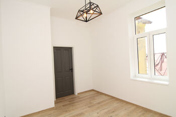 pokoj se vstupem z chodby - Prodej bytu 3+1 v osobním vlastnictví 85 m², Mariánské Lázně
