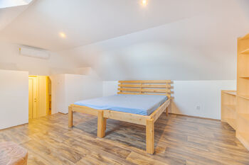 ložnice druhé garsonky - Prodej domu 212 m², Velvary