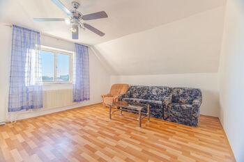 obývák v 2.NP - Prodej domu 212 m², Velvary