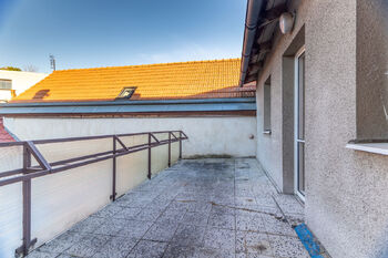 terasa u bytu v 2.NP - Prodej domu 212 m², Velvary