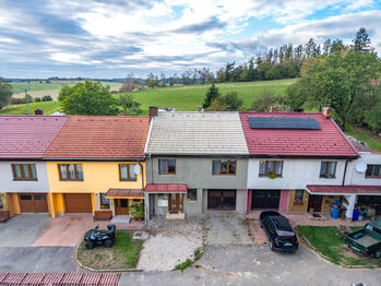 Pohled na dům z dronu. - Prodej domu 98 m², Studená 