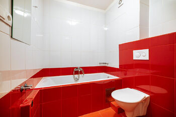 Koupelna v patře. - Prodej domu 98 m², Studená