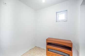 Špajz/šatna v přízemí domu. - Prodej domu 98 m², Studená