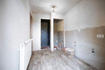 Příprava na WC, sprchový kout a technické zázemí (přízemí). - Prodej domu 98 m², Studená
