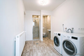 Vizualizace WC, sprchy a technického zázemí (přízemí). - Prodej domu 98 m², Studená