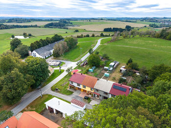 Pohled z dronu na dům. - Prodej domu 98 m², Studená