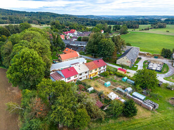 Pohled z dronu na dům a zahradu. - Prodej domu 98 m², Studená