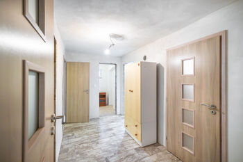 Hala v přízemí domu. - Prodej domu 98 m², Studená