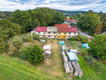 Pohled z dronu na dům a zahradu. - Prodej domu 98 m², Studená