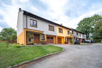 Pohled na dům z ulice. - Prodej domu 98 m², Studená