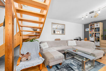 obývací pokoj se schodištěm - Prodej domu 137 m², Lišov