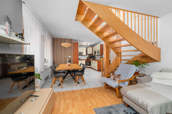 obývací pokoj se schodištěm  - Prodej domu 137 m², Lišov