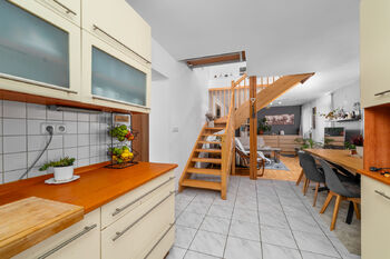 kuchyně - pohled do OP - Prodej domu 137 m², Lišov