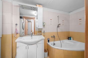 koupelna - Prodej domu 137 m², Lišov