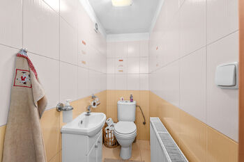 toaleta - Prodej domu 137 m², Lišov