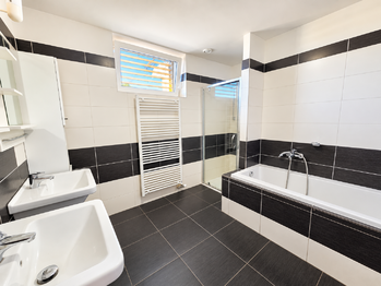 koupelna - Pronájem bytu 3+kk v osobním vlastnictví 107 m², České Budějovice
