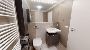 koupelna s vanou a toaletou - Prodej bytu 3+kk v osobním vlastnictví 68 m², Praha 4 - Modřany