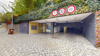 vstup do domu a garážových stání - Prodej bytu 3+kk v osobním vlastnictví 68 m², Praha 4 - Modřany