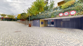 vstup do domu a garážových stání - Prodej bytu 3+kk v osobním vlastnictví 68 m², Praha 4 - Modřany