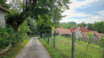 Cesta před domem - Prodej domu 58 m², Medlovice