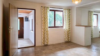 Obývací pokoj, vstupní chodba - Prodej domu 58 m², Medlovice