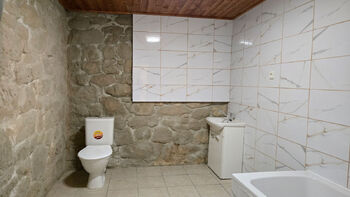 Koupelna s vanou a WC - Prodej domu 58 m², Medlovice