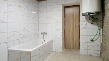 Koupelna s vanou a WC - Prodej domu 58 m², Medlovice