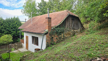 Pohled na dům ze zahrady směrem k ulici - Prodej domu 58 m², Medlovice