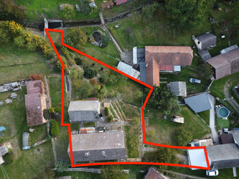 situační náhled  z dronu - Prodej domu 65 m², Podhořany u Ronova